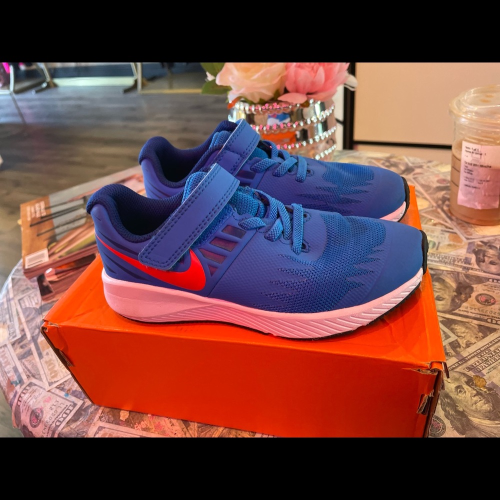 Nikes sneakers